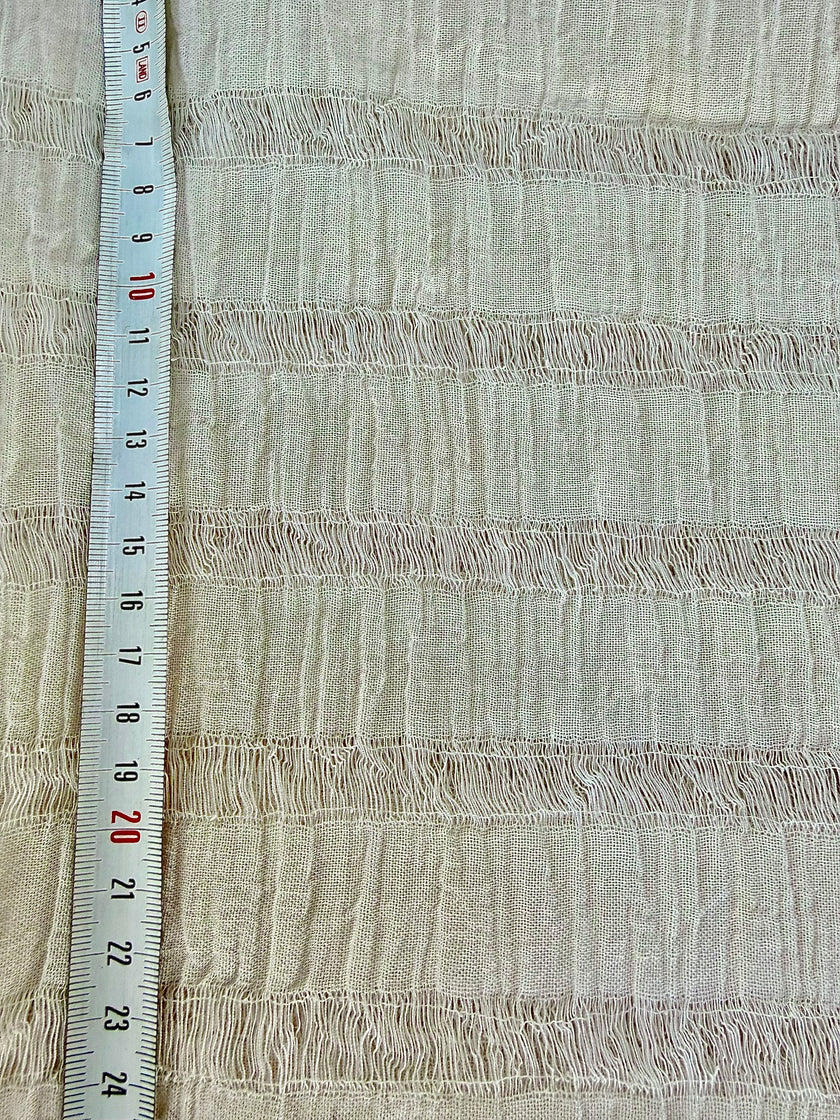 Tissu en coton froissé extensible neutre, surface texturée, coton tissé à la main blanc cassé, coton beige biologique semi-transparent et non blanchi.