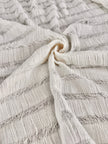 Tissu en coton froissé extensible neutre, surface texturée, coton tissé à la main blanc cassé, coton beige biologique semi-transparent et non blanchi.
