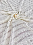 Tissu en coton froissé extensible neutre, surface texturée, coton tissé à la main blanc cassé, coton beige biologique semi-transparent et non blanchi.