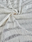 Tissu en coton froissé extensible neutre, surface texturée, coton tissé à la main blanc cassé, coton beige biologique semi-transparent et non blanchi.