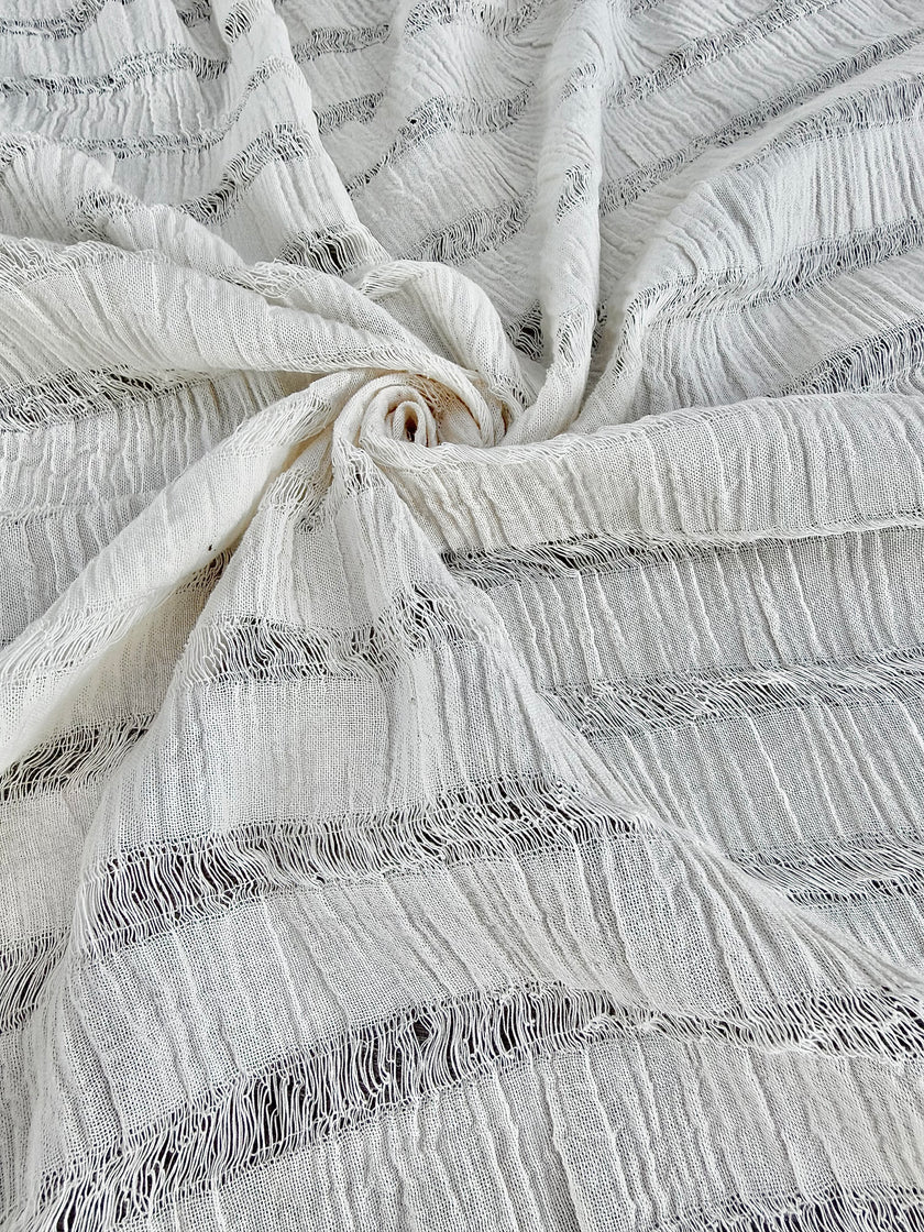 Tissu en coton froissé extensible neutre, surface texturée, coton tissé à la main blanc cassé, coton beige biologique semi-transparent et non blanchi.
