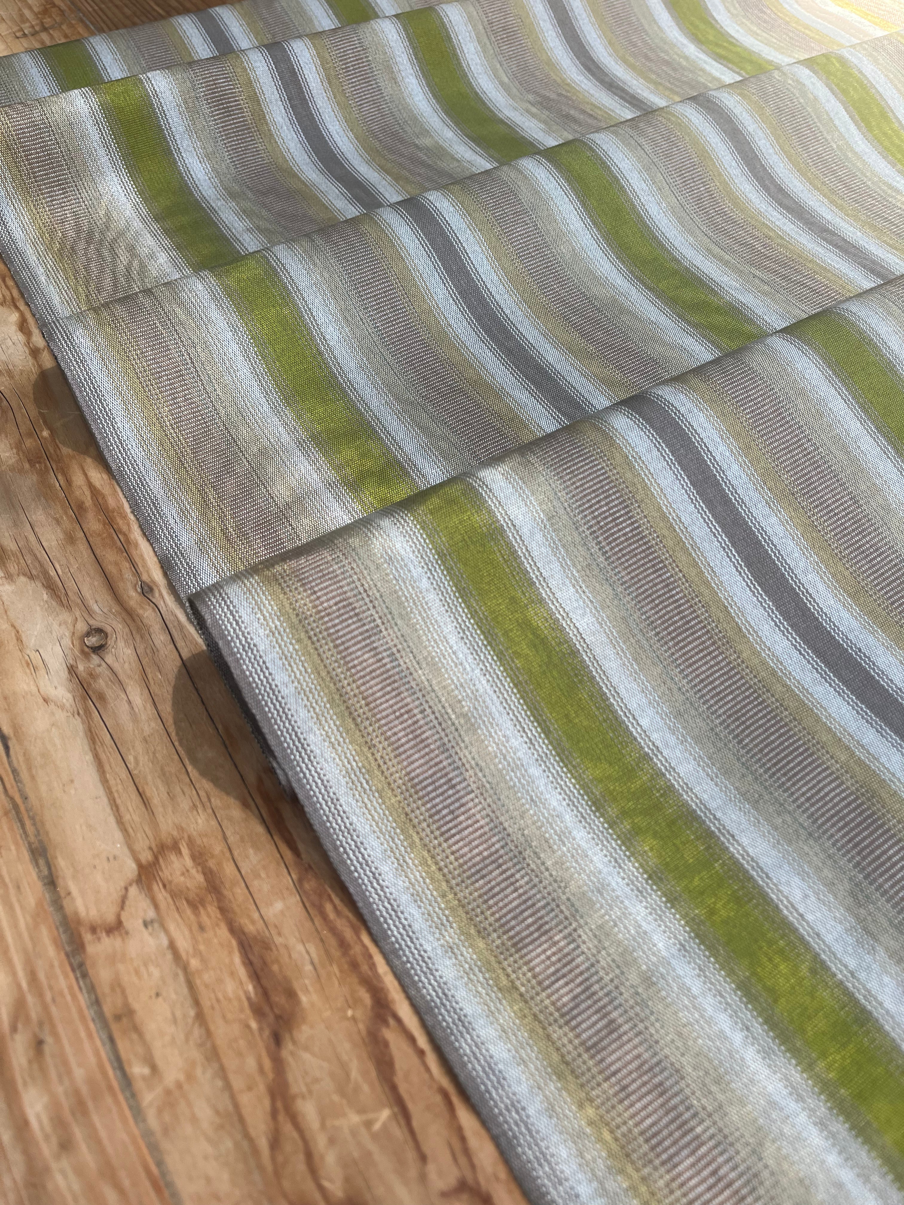 Rembourrage luxueux en soie dorée pour tête de lit ottoman, tissus d'intérieur pour textiles de maison : housses d'oreiller, motifs inspirés du kimono, motifs en filigrane.