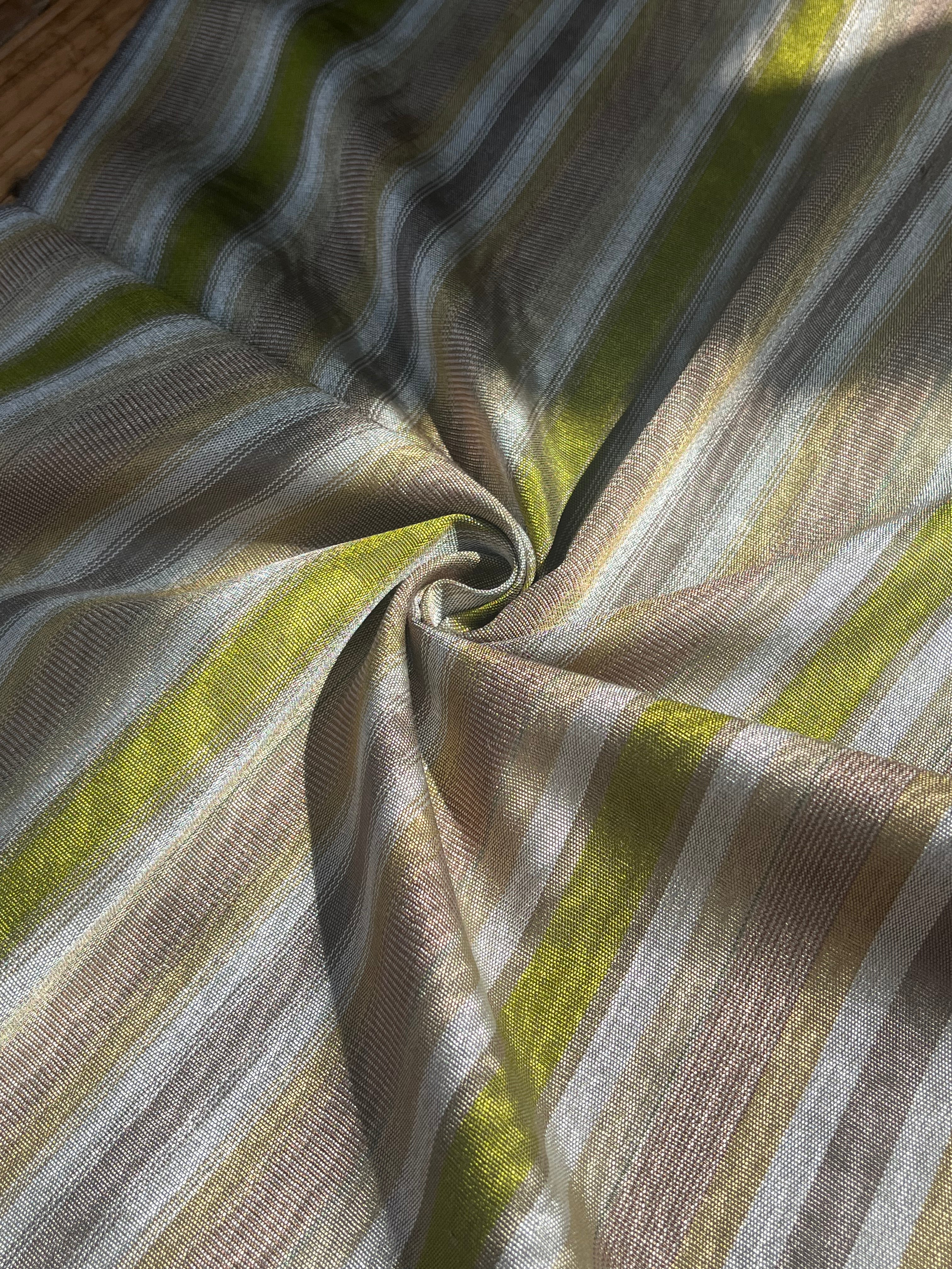 Rembourrage luxueux en soie dorée pour tête de lit ottoman, tissus d'intérieur pour textiles de maison : housses d'oreiller, motifs inspirés du kimono, motifs en filigrane.