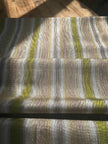 Rembourrage luxueux en soie dorée pour tête de lit ottoman, tissus d'intérieur pour textiles de maison : housses d'oreiller, motifs inspirés du kimono, motifs en filigrane.