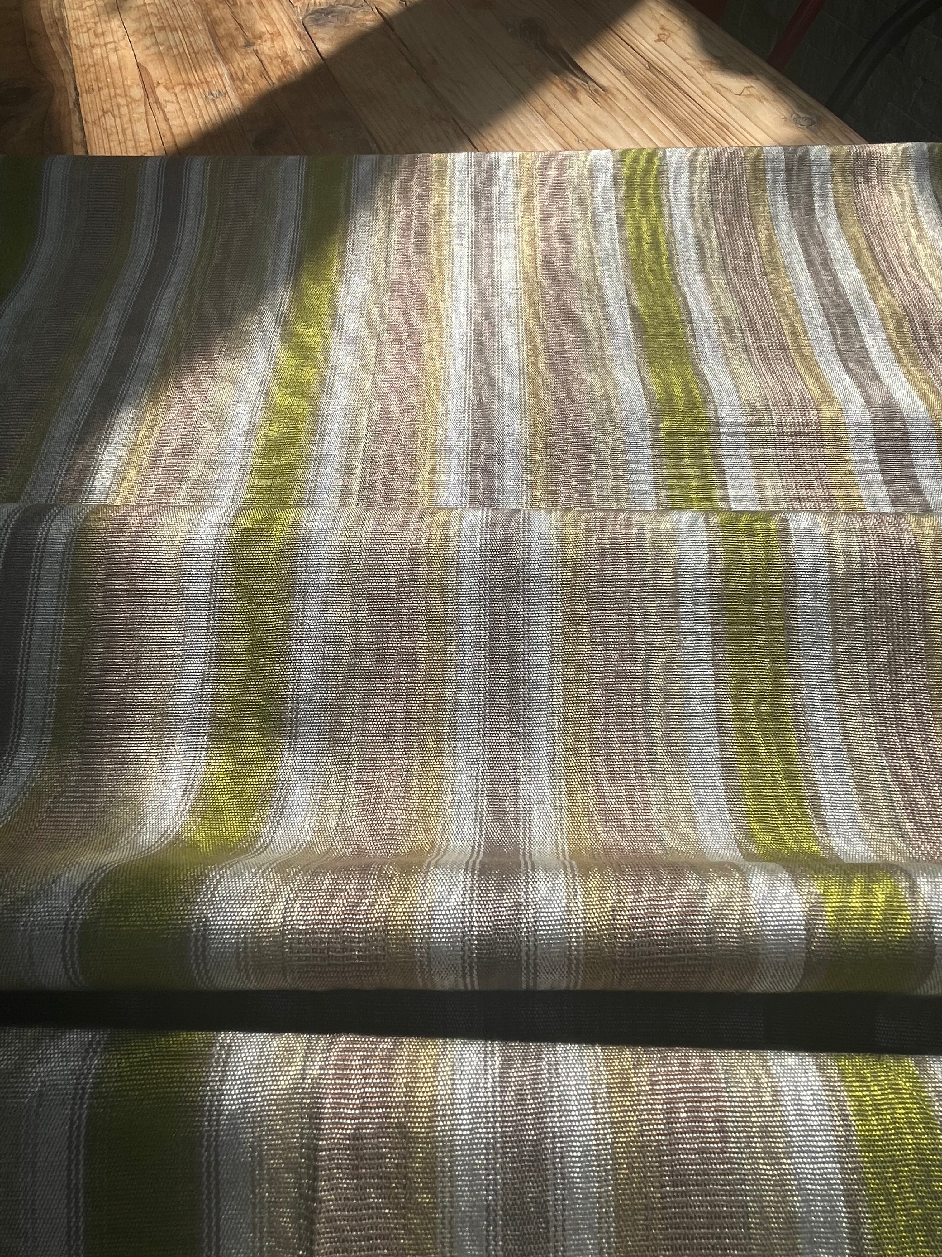 Rembourrage luxueux en soie dorée pour tête de lit ottoman, tissus d'intérieur pour textiles de maison : housses d'oreiller, motifs inspirés du kimono, motifs en filigrane.