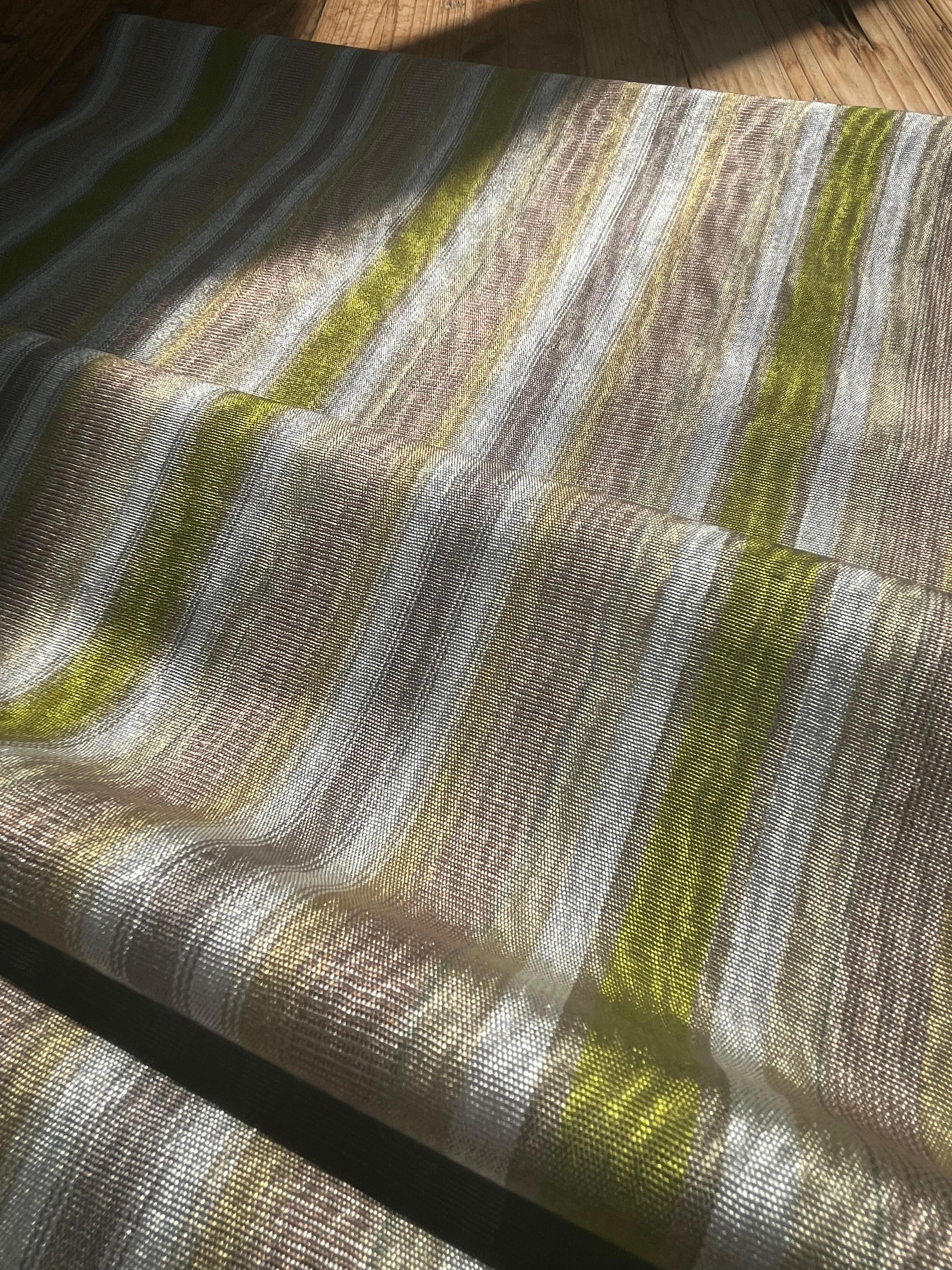 Rembourrage luxueux en soie dorée pour tête de lit ottoman, tissus d'intérieur pour textiles de maison : housses d'oreiller, motifs inspirés du kimono, motifs en filigrane.