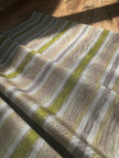 Rembourrage luxueux en soie dorée pour tête de lit ottoman, tissus d'intérieur pour textiles de maison : housses d'oreiller, motifs inspirés du kimono, motifs en filigrane.