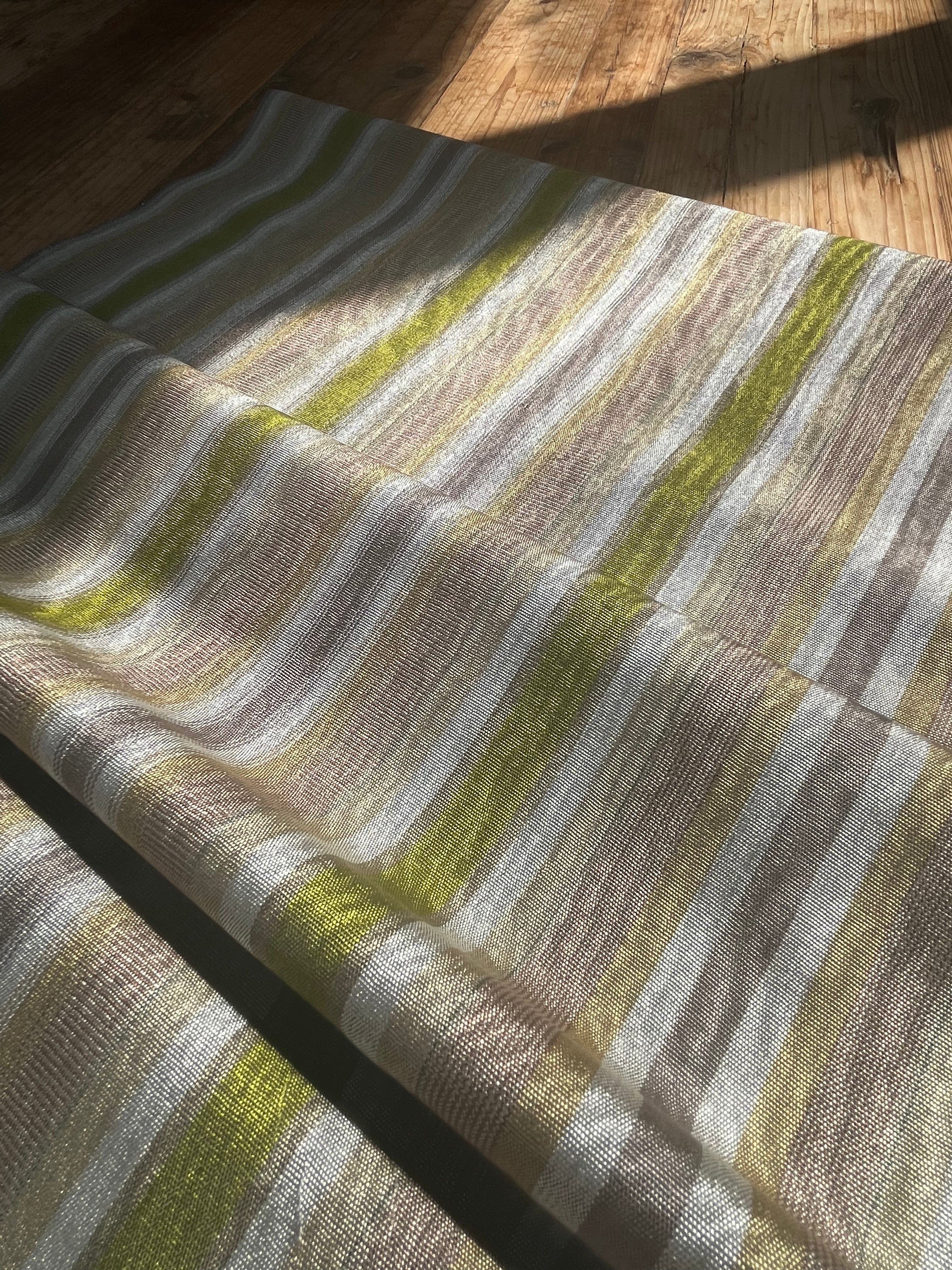 Rembourrage luxueux en soie dorée pour tête de lit ottoman, tissus d'intérieur pour textiles de maison : housses d'oreiller, motifs inspirés du kimono, motifs en filigrane.