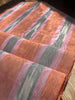 Rembourrage luxueux en soie dorée pour tête de lit ottoman, tissus d'intérieur pour textiles de maison : housses d'oreiller, motifs inspirés du kimono, motifs en filigrane.