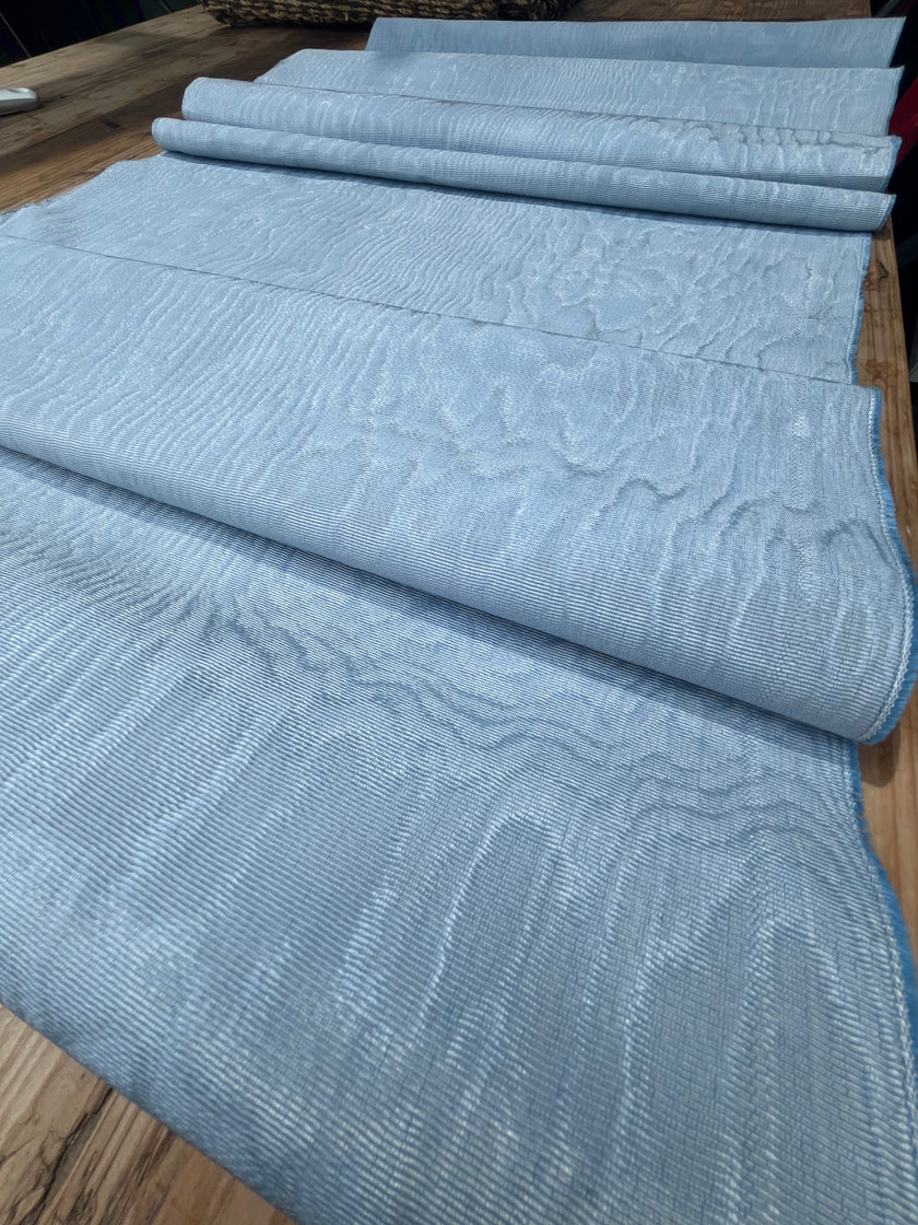 Tapisserie d'ameublement luxueuse en soie bleue pour tête de lit ottomane, tissus d'intérieur pour textiles de maison : housses d'oreiller, motifs inspirés du kimono, motifs en filigrane.