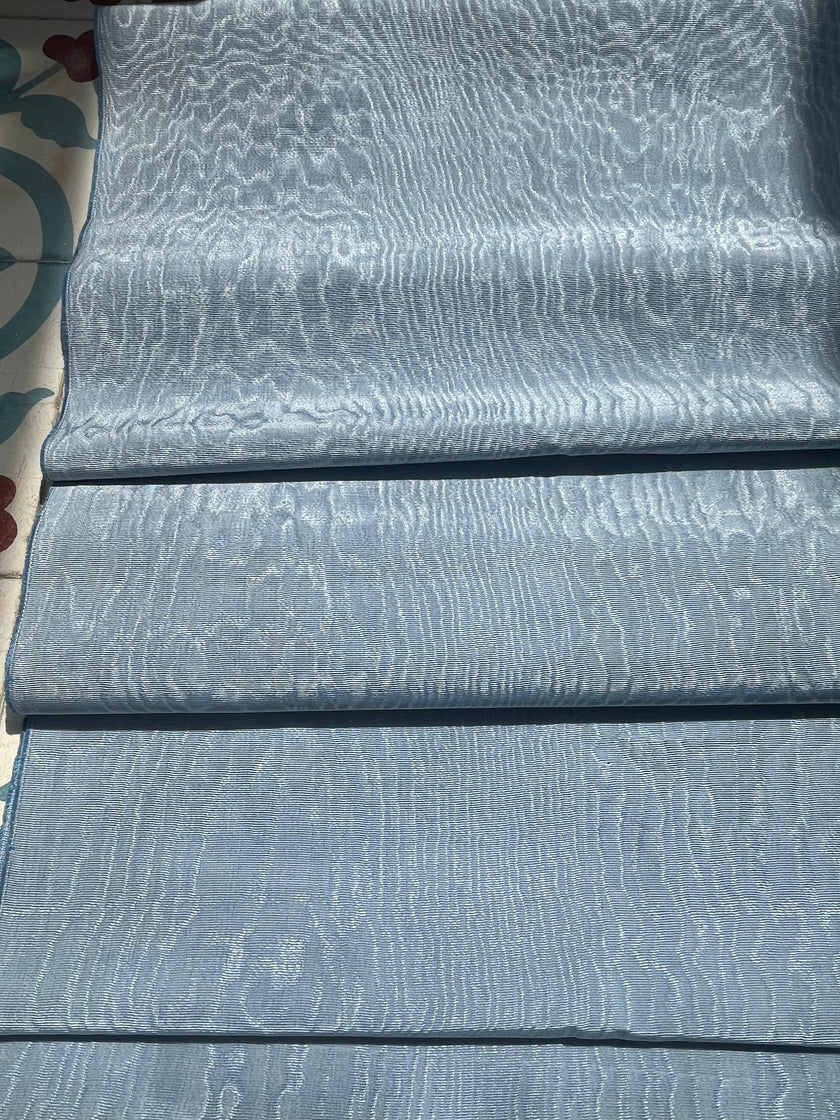 Tapisserie d'ameublement luxueuse en soie bleue pour tête de lit ottomane, tissus d'intérieur pour textiles de maison : housses d'oreiller, motifs inspirés du kimono, motifs en filigrane.