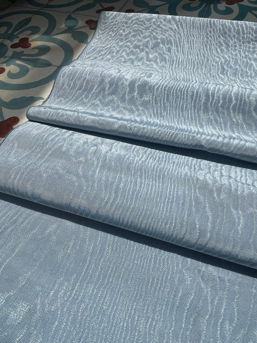 Tapisserie d'ameublement luxueuse en soie bleue pour tête de lit ottomane, tissus d'intérieur pour textiles de maison : housses d'oreiller, motifs inspirés du kimono, motifs en filigrane.