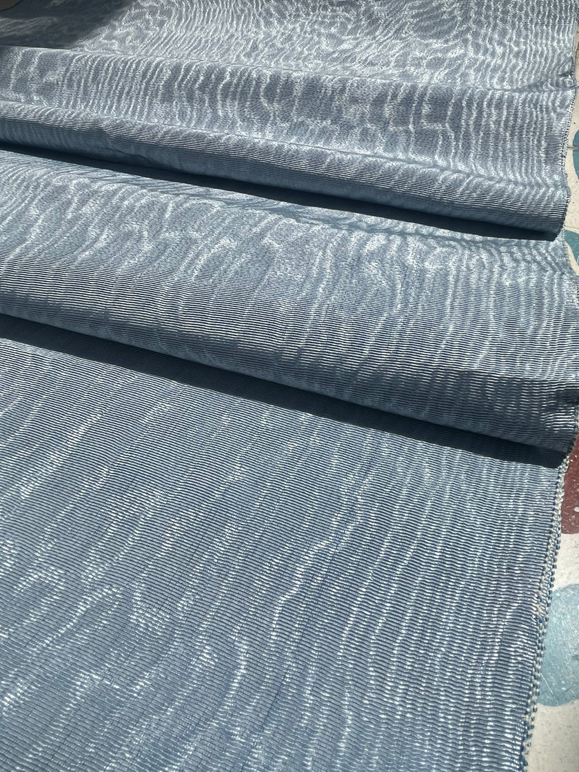 Tapisserie d'ameublement luxueuse en soie bleue pour tête de lit ottomane, tissus d'intérieur pour textiles de maison : housses d'oreiller, motifs inspirés du kimono, motifs en filigrane.