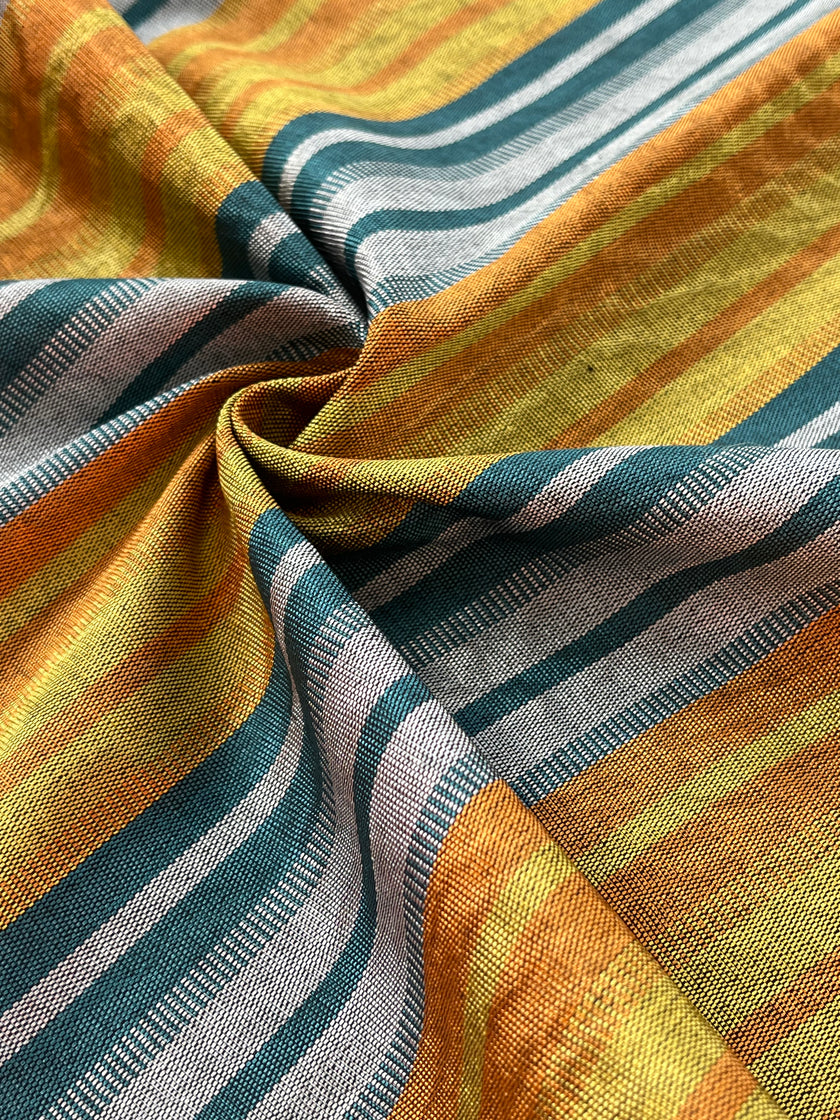 Rembourrage luxueux en soie dorée pour tête de lit ottoman, tissus d'intérieur pour textiles de maison : housses d'oreiller, motifs inspirés du kimono, motifs en filigrane.