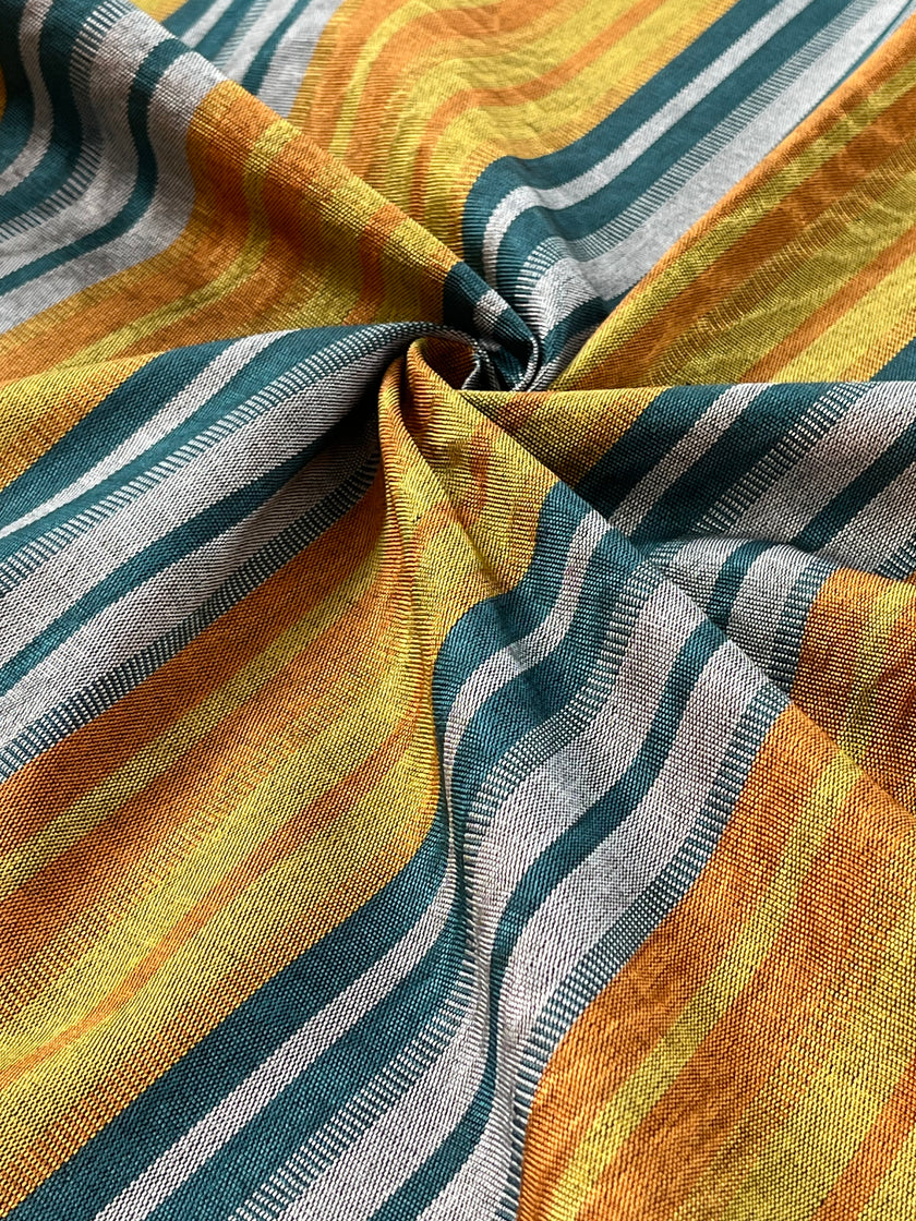 Rembourrage luxueux en soie dorée pour tête de lit ottoman, tissus d'intérieur pour textiles de maison : housses d'oreiller, motifs inspirés du kimono, motifs en filigrane.