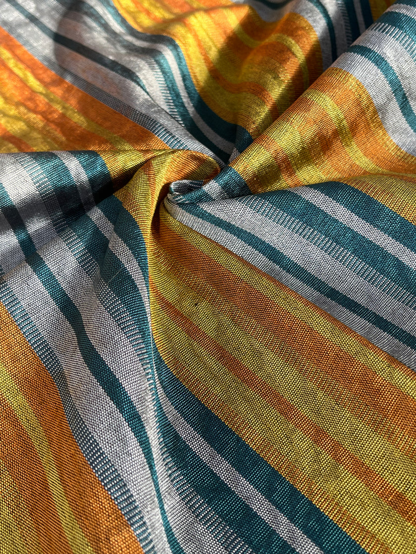 Rembourrage luxueux en soie dorée pour tête de lit ottoman, tissus d'intérieur pour textiles de maison : housses d'oreiller, motifs inspirés du kimono, motifs en filigrane.