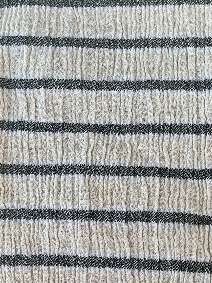 Tissu de gaze froissé de couleur ivoire neutre non blanchi, tissu Sile. Tissu Sile.