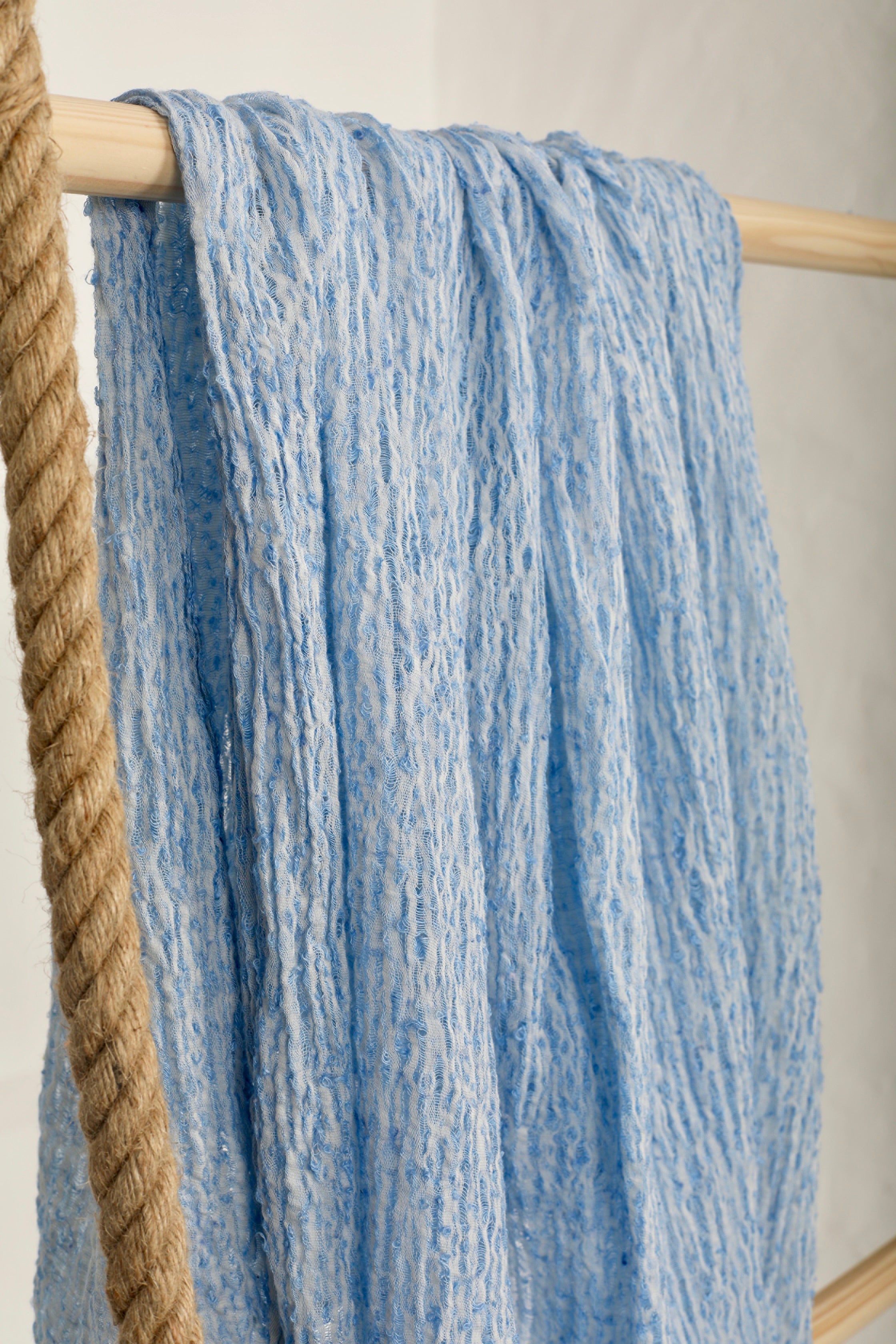 Tissus naturels uniques bleu clair : mélange de lin en coton funky, transparent et texturé | Tissus spéciaux de qualité avec texture 3D pour les créations estivales.