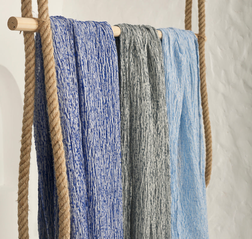 Tissus naturels uniques Sax Blue : mélange de lin en coton funky, transparent et texturé | Tissus spéciaux de qualité avec texture 3D pour les créations estivales.