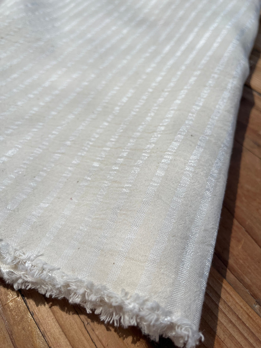 Doğadan Esinlenen Bir Stil İçin Çizgili ve Dokulu İpek Keten Kumaşlar