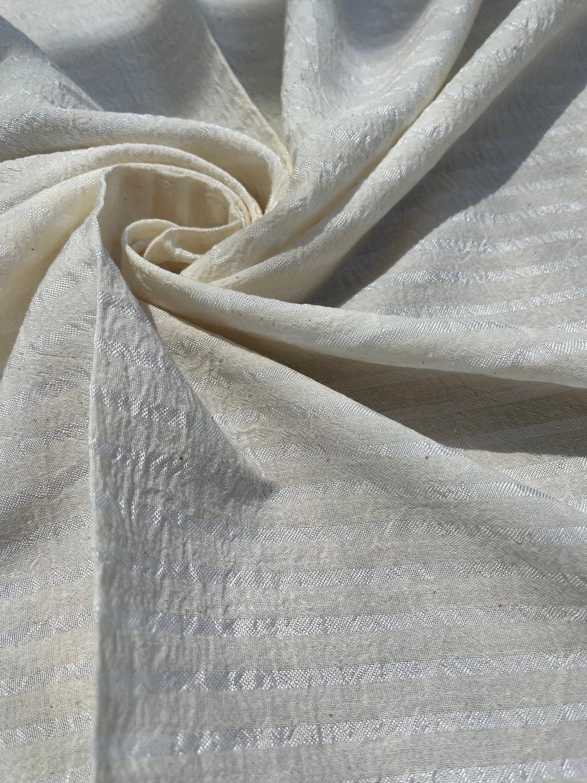 Doğadan Esinlenen Bir Stil İçin Çizgili ve Dokulu İpek Keten Kumaşlar