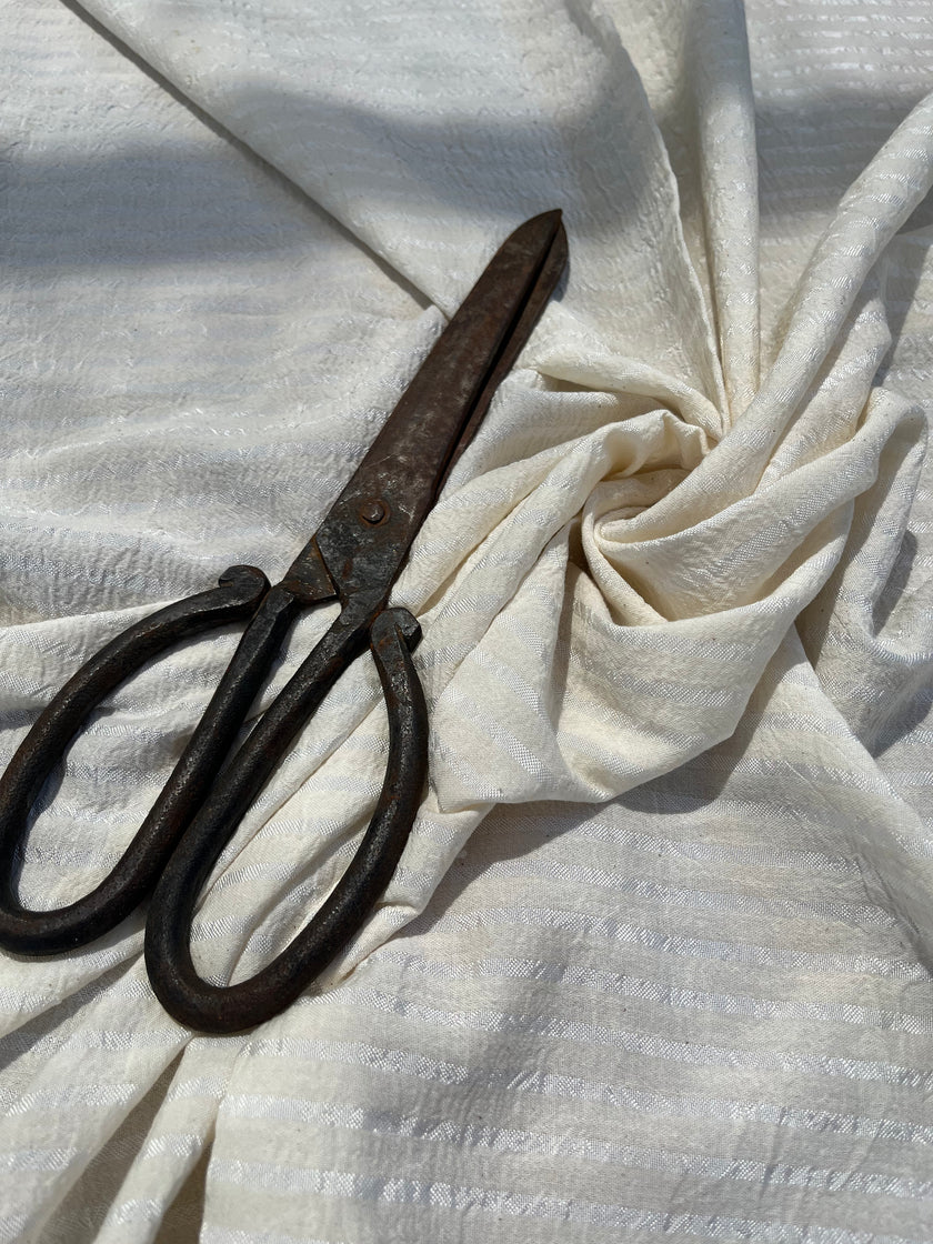 Doğadan Esinlenen Bir Stil İçin Çizgili ve Dokulu İpek Keten Kumaşlar