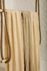 Tissu en coton froissé extensible neutre, surface texturée, coton tissé à la main blanc cassé, coton beige biologique semi-transparent et non blanchi.