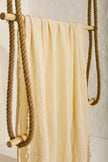 Tissu en coton froissé extensible neutre, surface texturée, coton tissé à la main blanc cassé, coton beige biologique semi-transparent et non blanchi.