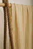 Tissu en coton froissé extensible neutre, surface texturée, coton tissé à la main blanc cassé, coton beige biologique semi-transparent et non blanchi.