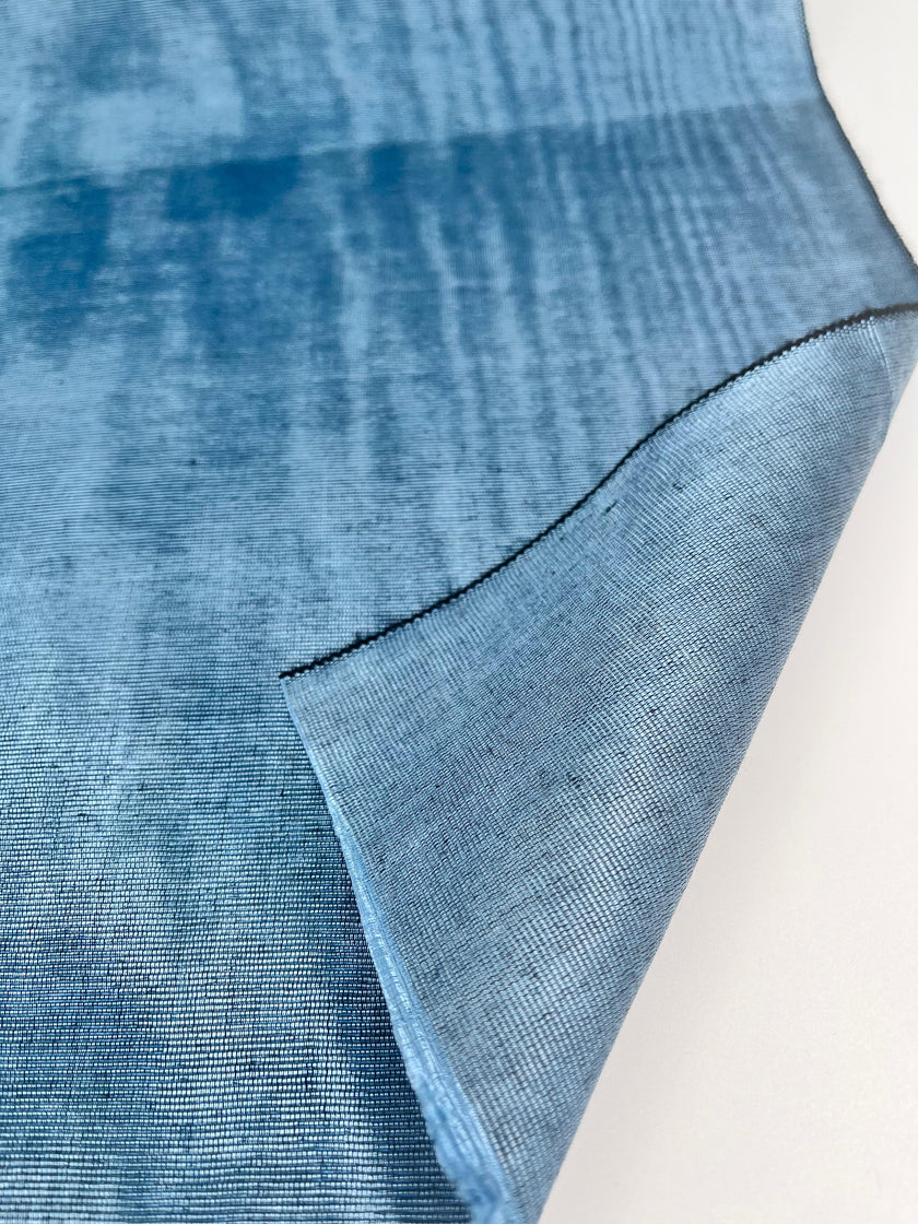 Tapisserie d'ameublement luxueuse en soie bleue pour tête de lit ottomane, tissus d'intérieur pour textiles de maison : housses d'oreiller, motifs inspirés du kimono, motifs en filigrane.