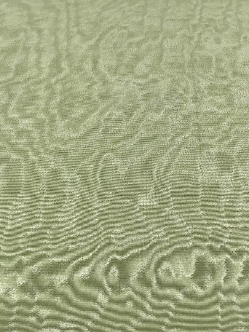 Rembourrage luxueux en soie vert pastel pour tête de lit ottoman, tissus d'intérieur pour textiles de maison : housses d'oreiller, motifs inspirés du kimono, motifs en filigrane.