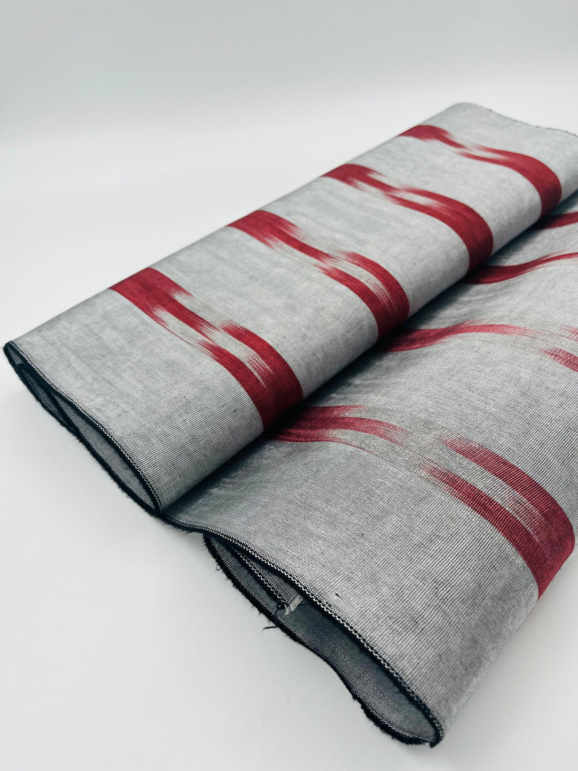 Rembourrage luxueux en soie à rayures rouges Ikat Siver pour tête de lit ottoman, tissus d'intérieur pour textiles de maison : housses d'oreiller, motifs inspirés du kimono, motifs en filigrane.