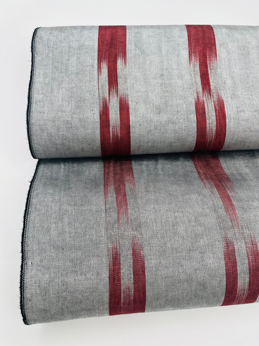 Rembourrage luxueux en soie à rayures rouges Ikat Siver pour tête de lit ottoman, tissus d'intérieur pour textiles de maison : housses d'oreiller, motifs inspirés du kimono, motifs en filigrane.