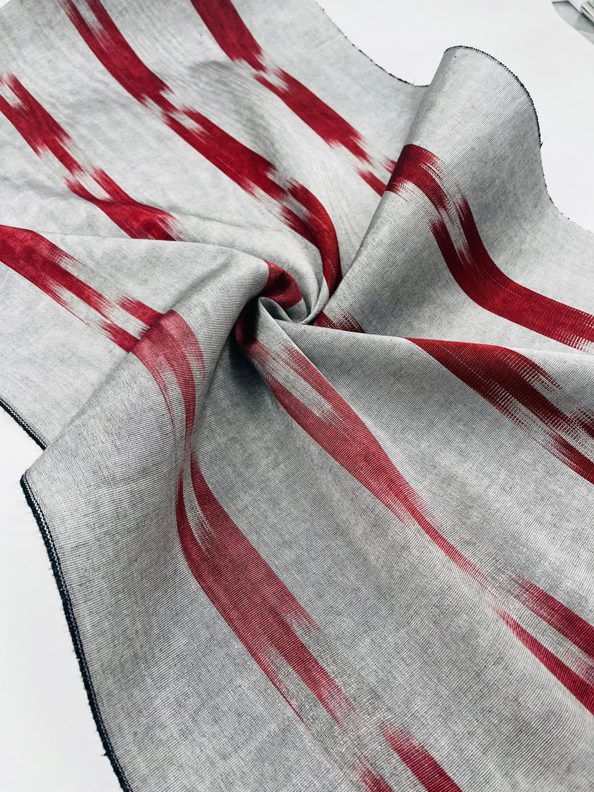 Rembourrage luxueux en soie à rayures rouges Ikat Siver pour tête de lit ottoman, tissus d'intérieur pour textiles de maison : housses d'oreiller, motifs inspirés du kimono, motifs en filigrane.