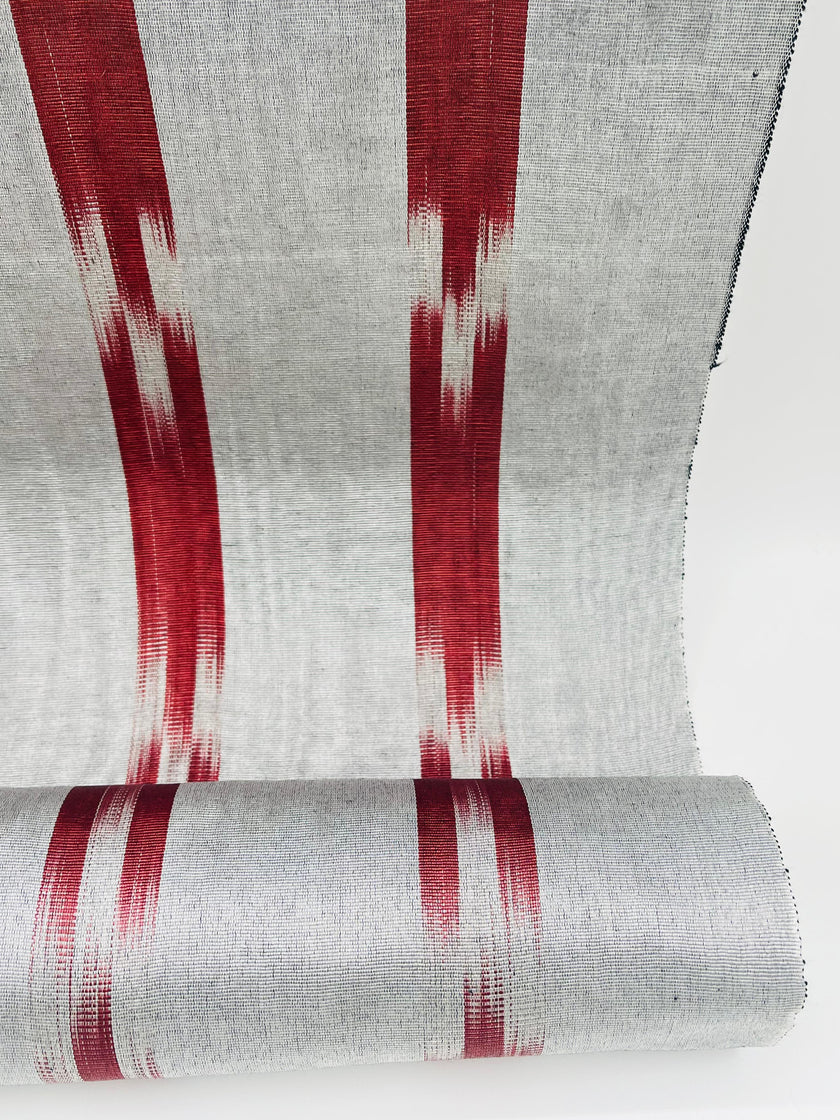 Rembourrage luxueux en soie à rayures rouges Ikat Siver pour tête de lit ottoman, tissus d'intérieur pour textiles de maison : housses d'oreiller, motifs inspirés du kimono, motifs en filigrane.