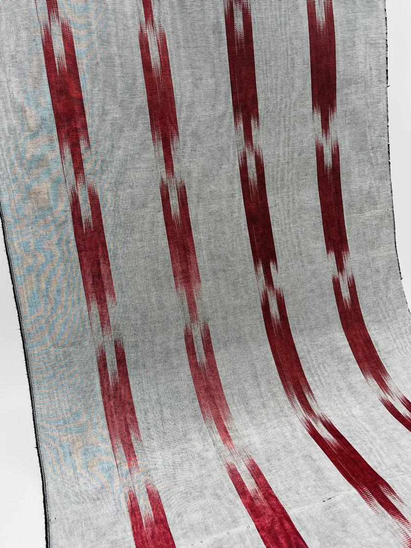 Rembourrage luxueux en soie à rayures rouges Ikat Siver pour tête de lit ottoman, tissus d'intérieur pour textiles de maison : housses d'oreiller, motifs inspirés du kimono, motifs en filigrane.