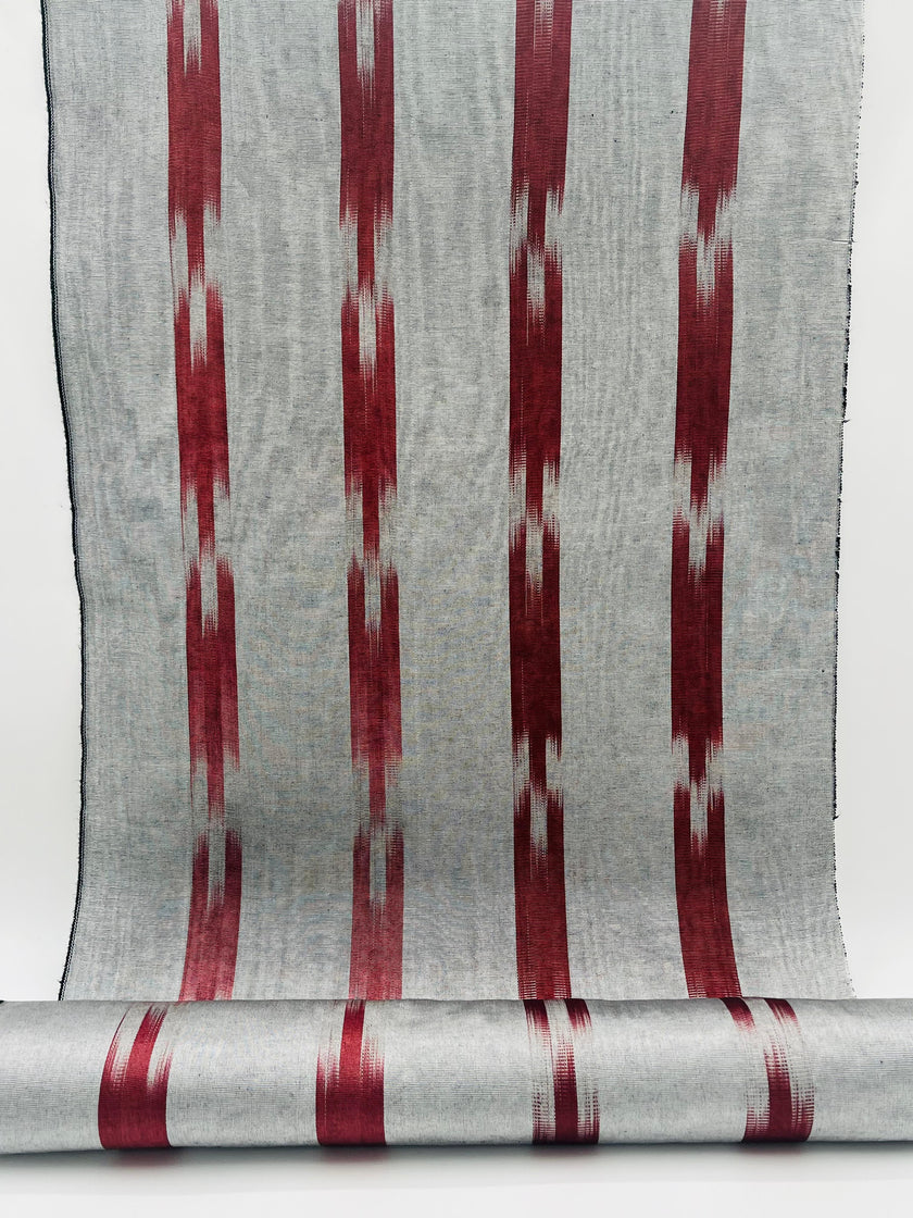 Rembourrage luxueux en soie à rayures rouges Ikat Siver pour tête de lit ottoman, tissus d'intérieur pour textiles de maison : housses d'oreiller, motifs inspirés du kimono, motifs en filigrane.