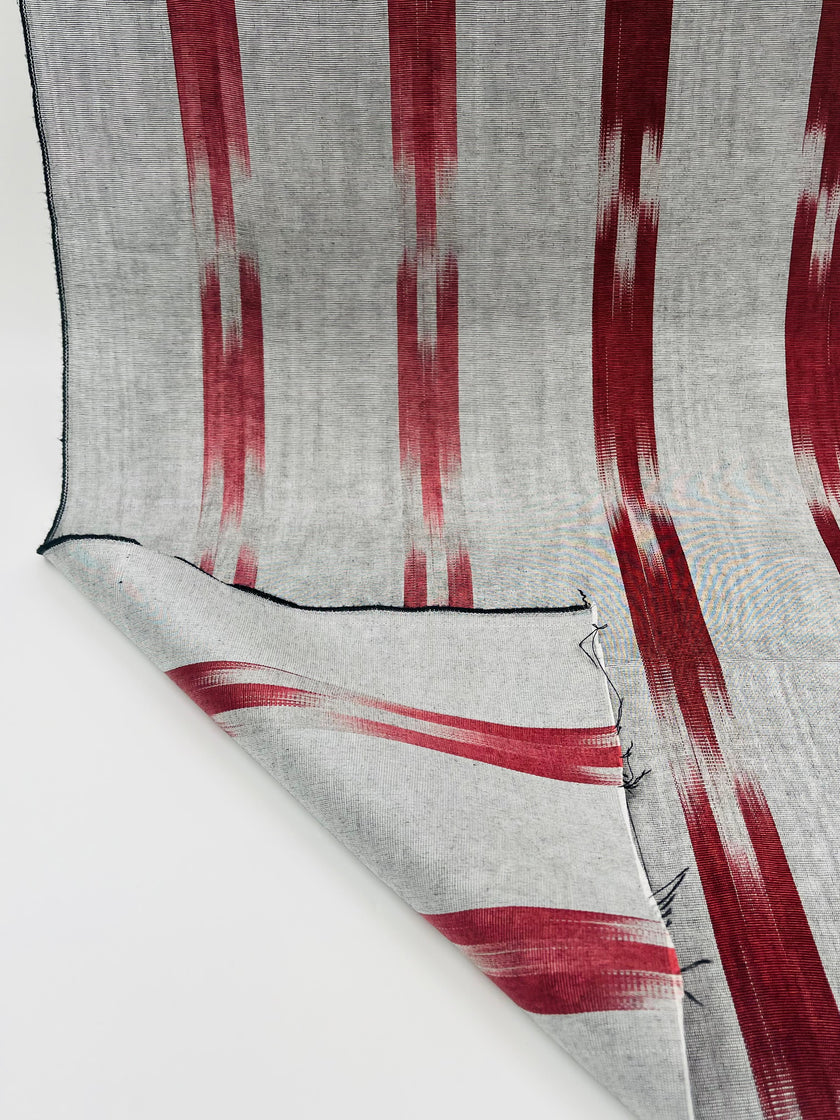 Rembourrage luxueux en soie à rayures rouges Ikat Siver pour tête de lit ottoman, tissus d'intérieur pour textiles de maison : housses d'oreiller, motifs inspirés du kimono, motifs en filigrane.