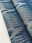 Rembourrage luxueux en soie à rayures Ikat bleues pour tête de lit ottoman, tissus d'intérieur pour textiles de maison : housses d'oreiller, motifs inspirés du kimono, motifs en filigrane.