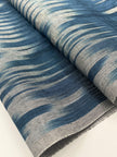 Rembourrage luxueux en soie à rayures Ikat bleues pour tête de lit ottoman, tissus d'intérieur pour textiles de maison : housses d'oreiller, motifs inspirés du kimono, motifs en filigrane.