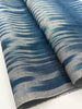 Rembourrage luxueux en soie à rayures Ikat bleues pour tête de lit ottoman, tissus d'intérieur pour textiles de maison : housses d'oreiller, motifs inspirés du kimono, motifs en filigrane.