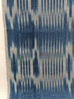 Rembourrage luxueux en soie à rayures Ikat bleues pour tête de lit ottoman, tissus d'intérieur pour textiles de maison : housses d'oreiller, motifs inspirés du kimono, motifs en filigrane.