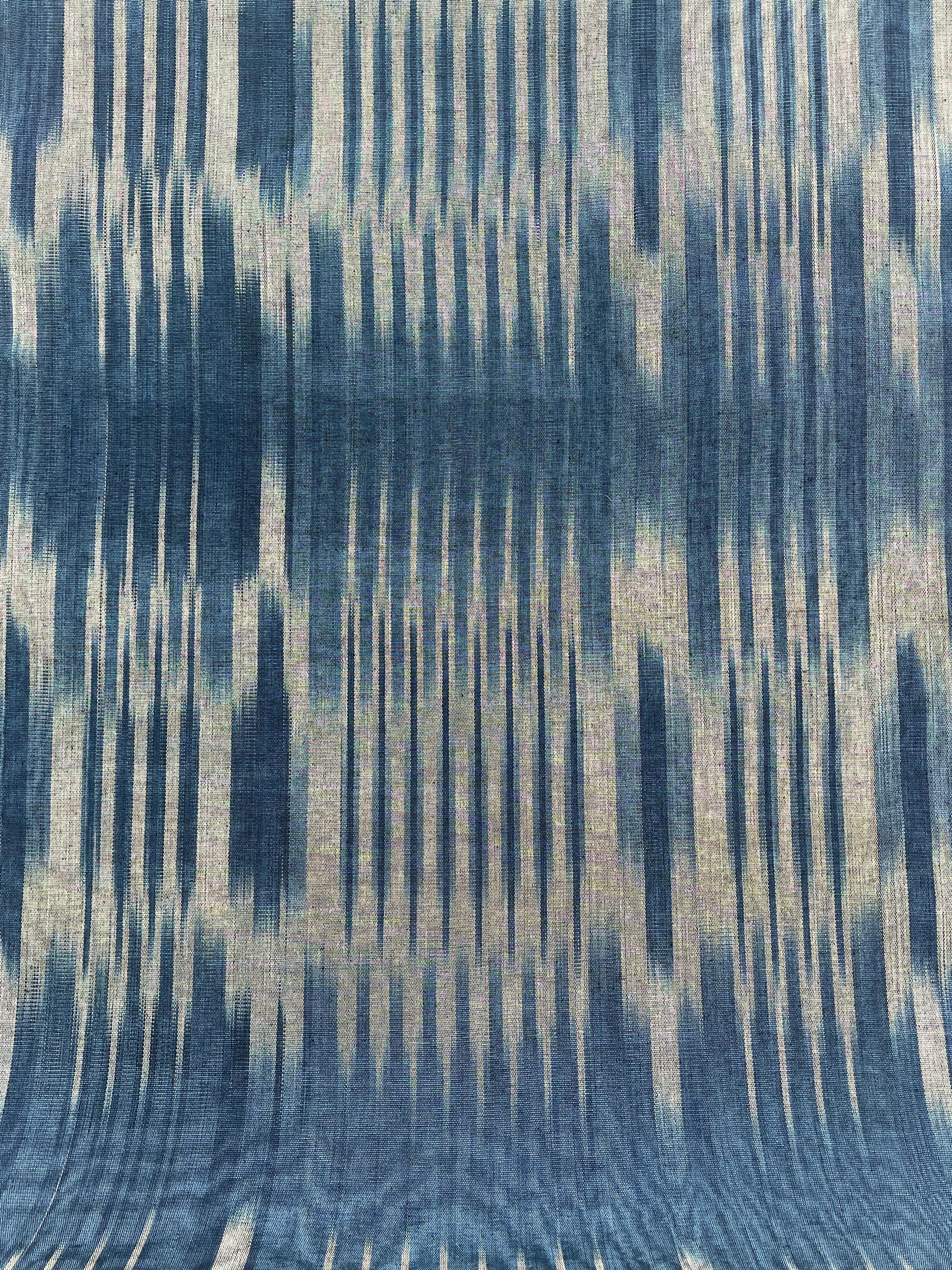 Rembourrage luxueux en soie à rayures Ikat bleues pour tête de lit ottoman, tissus d'intérieur pour textiles de maison : housses d'oreiller, motifs inspirés du kimono, motifs en filigrane.