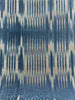 Rembourrage luxueux en soie à rayures Ikat bleues pour tête de lit ottoman, tissus d'intérieur pour textiles de maison : housses d'oreiller, motifs inspirés du kimono, motifs en filigrane.