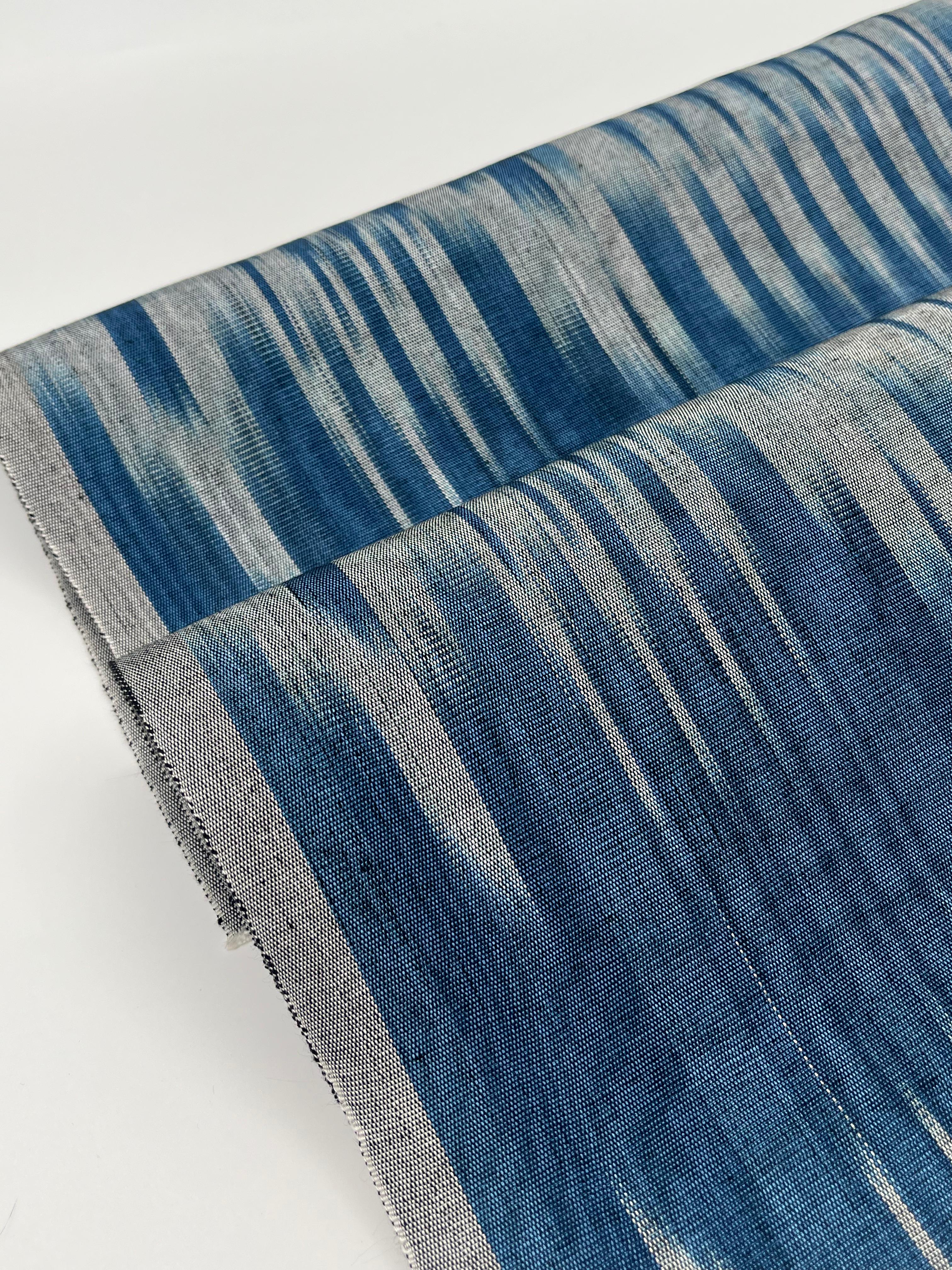 Rembourrage luxueux en soie à rayures Ikat bleues pour tête de lit ottoman, tissus d'intérieur pour textiles de maison : housses d'oreiller, motifs inspirés du kimono, motifs en filigrane.