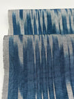 Rembourrage luxueux en soie à rayures Ikat bleues pour tête de lit ottoman, tissus d'intérieur pour textiles de maison : housses d'oreiller, motifs inspirés du kimono, motifs en filigrane.