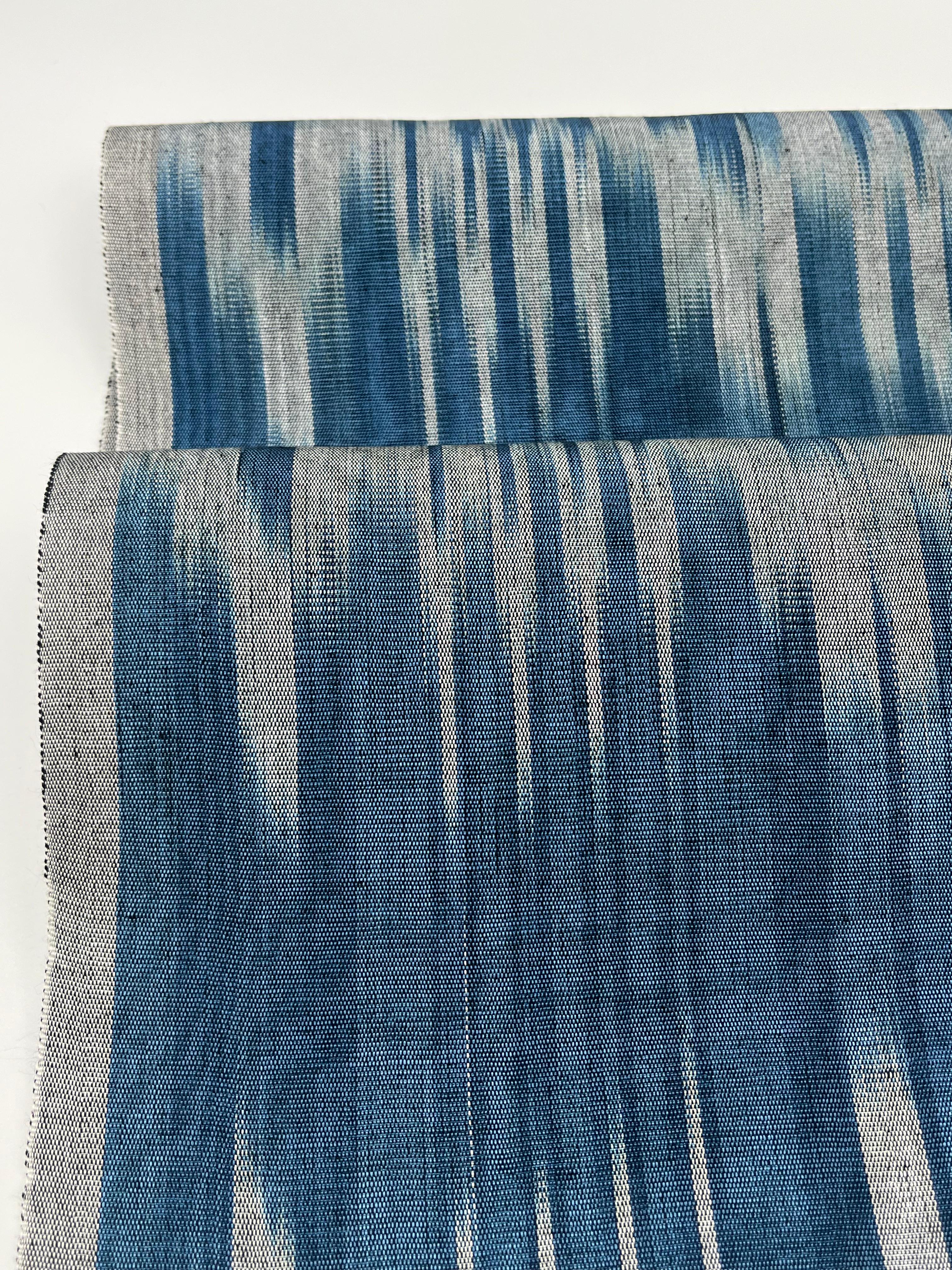 Rembourrage luxueux en soie à rayures Ikat bleues pour tête de lit ottoman, tissus d'intérieur pour textiles de maison : housses d'oreiller, motifs inspirés du kimono, motifs en filigrane.
