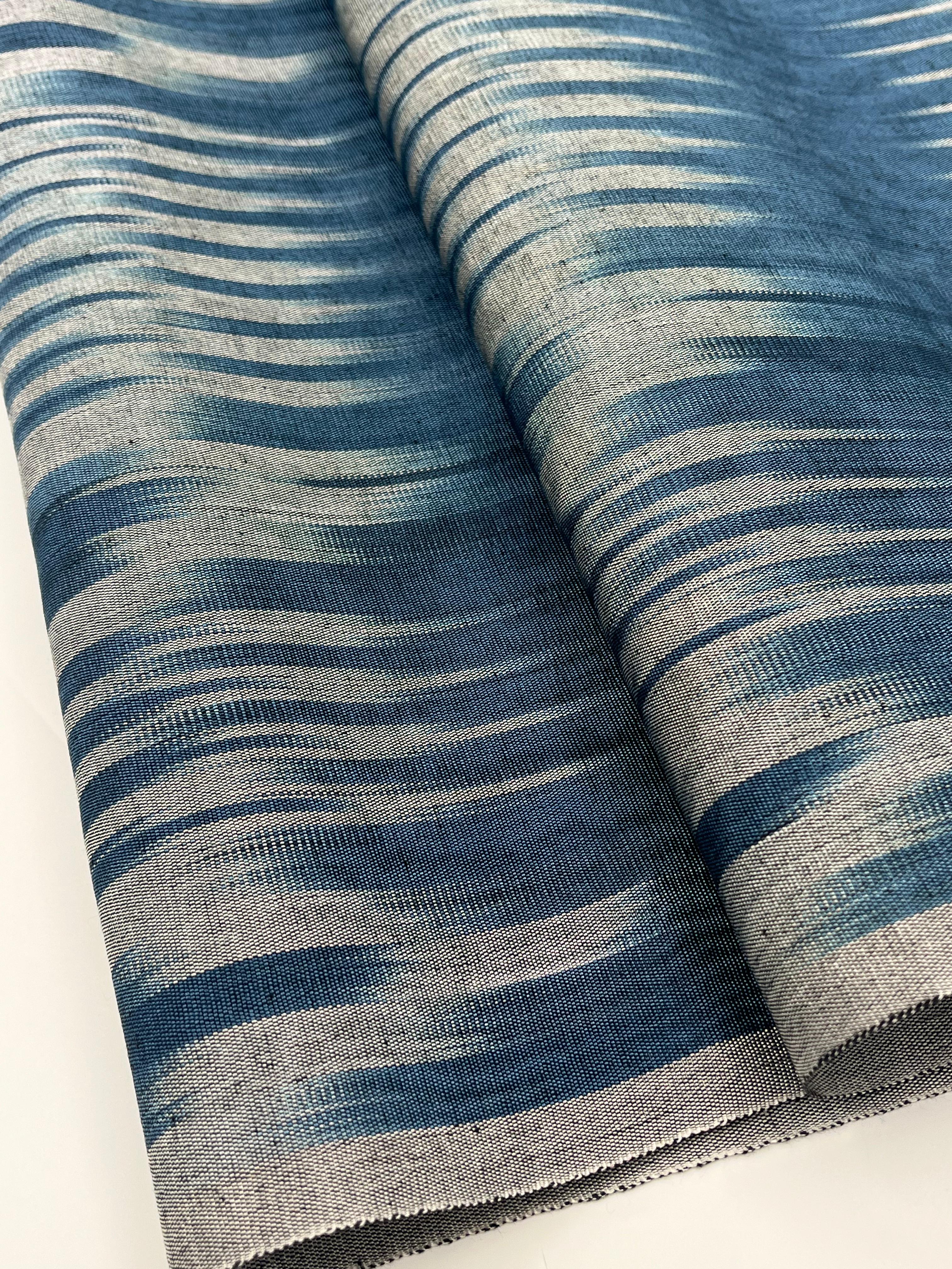 Rembourrage luxueux en soie à rayures Ikat bleues pour tête de lit ottoman, tissus d'intérieur pour textiles de maison : housses d'oreiller, motifs inspirés du kimono, motifs en filigrane.
