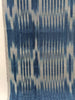 Rembourrage luxueux en soie à rayures Ikat bleues pour tête de lit ottoman, tissus d'intérieur pour textiles de maison : housses d'oreiller, motifs inspirés du kimono, motifs en filigrane.