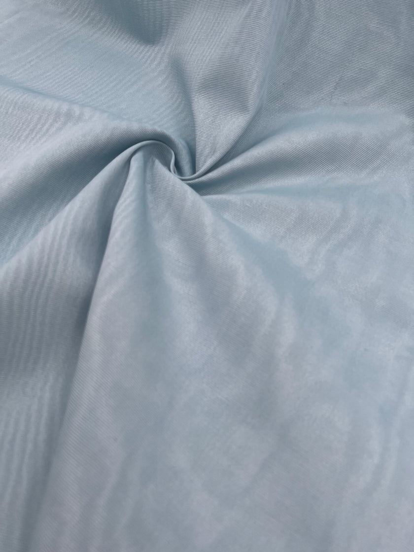 Rembourrage luxueux en soie bleu clair pour tête de lit ottoman, tissus d'intérieur pour textiles de maison : housses d'oreiller, motifs inspirés du kimono, motifs en filigrane.